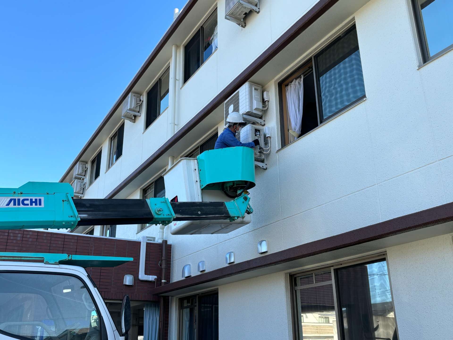 高所作業車でのエアコン交換工事